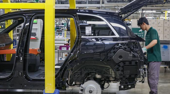 国常会出手了!给新能源汽车的“狂飙”踩踩刹车